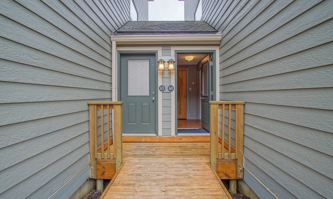 Snowshoe Condo | Powderidge 60: Slope Side, Fireplace, Spacious Deck