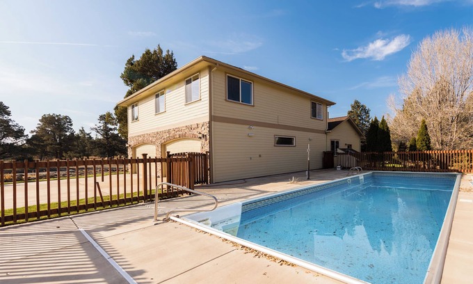 Old Farm District House | Powell by AvantStay | Secluded Home only 10 Mins from DT Bend w/Hot Tub
