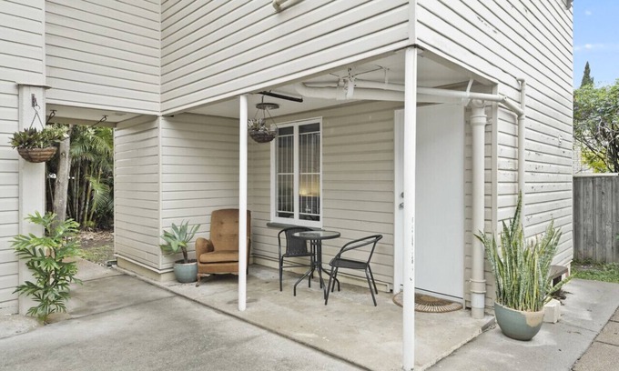 Holland Park West House | Premier 1BR Studio Retreat