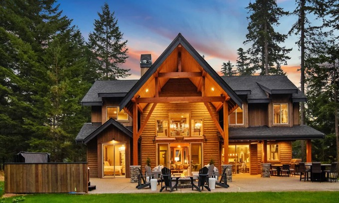 Cle Elum House | Premier 5-Star Home W/Outdoor Bliss+Gourmet Kitchen+Extend Your Stay 4 free