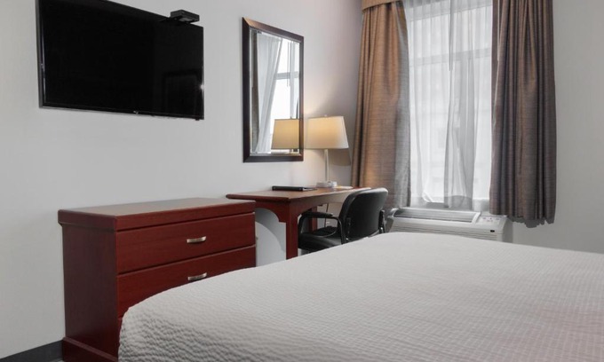Hamilton Hotel | Premier Inn & Suites - Downtown Hamilton