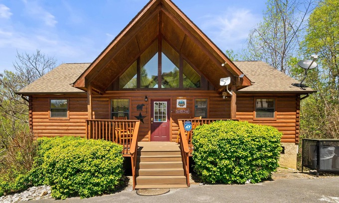 Sevierville Cabin | Premier Location!-Resort Pool-Hot Tub-Game Room-Dollywood-Family Spacious Cabin
