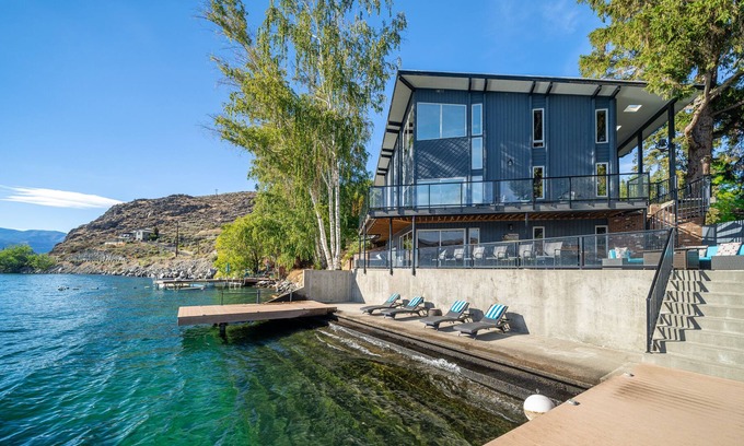 Manson House | Premier waterfront location + an infinity point of view & hot tub- Dogs OK!