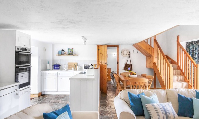 Hartland Cottage | Premium Cottage with Sea View Wistaria Cottage at Downe Cottages