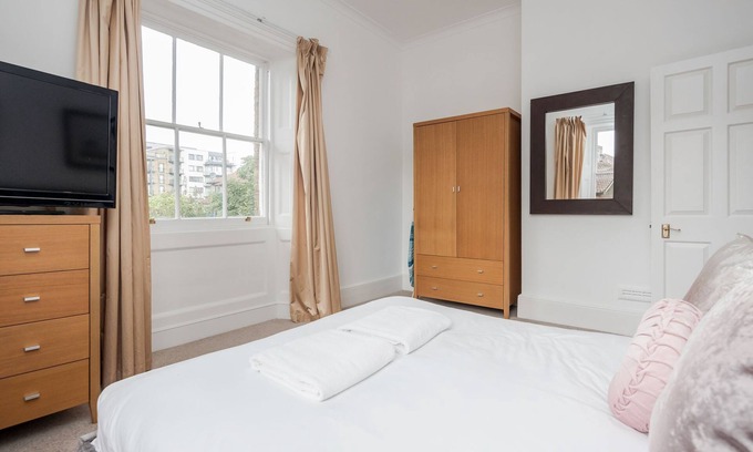 Canary Wharf Apartment | Premium High Ceiling Georgian Luxury Apartment with Parking in Canary Wharf LDN