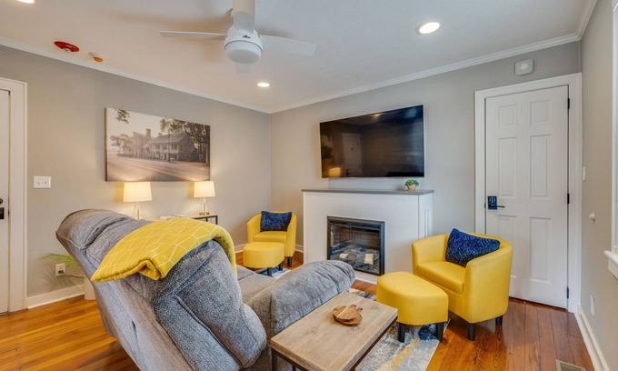 Abingdon House | Premium Suite in Historic District, Walking Distance to Restaurants & Shops!