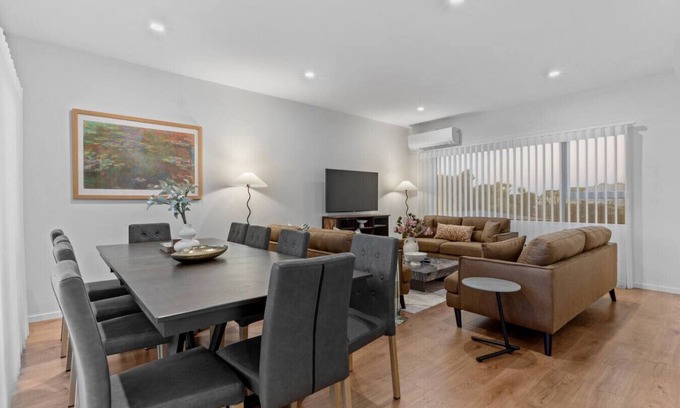Mangere House | Premium Townhouse w Sunset Views close to Airport