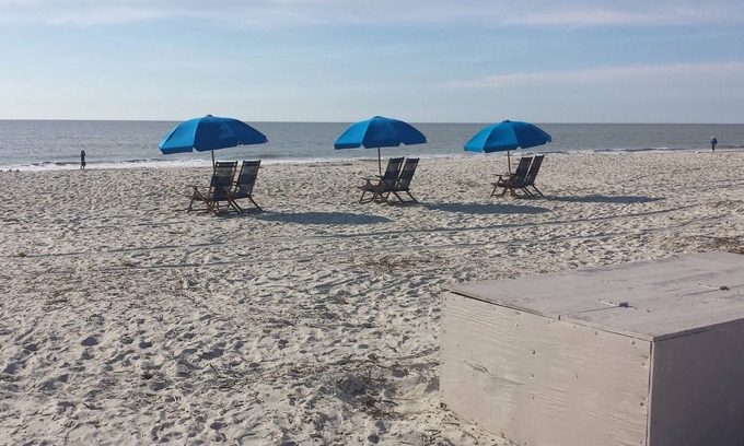 Folly Field Villa | Prescription for Beach Therapy? We can fill that! Steps from the Beach/Pool/Bar
