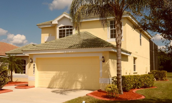Braden River Villa | Prestigious Heritage Harbour With Large 32' X 16' Pool And Spa Overlooking Lake