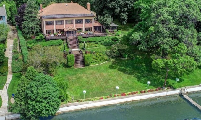 Johnsburg House | Prestigious Pistakee Bay Estatenn