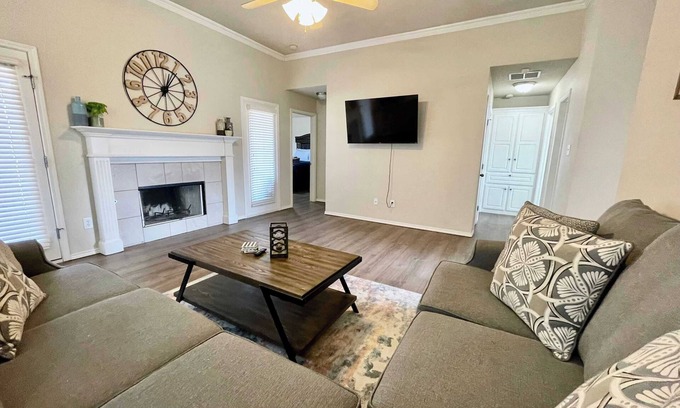 Lubbock House | Preston Place - 3BR/2BA - Close to Everything