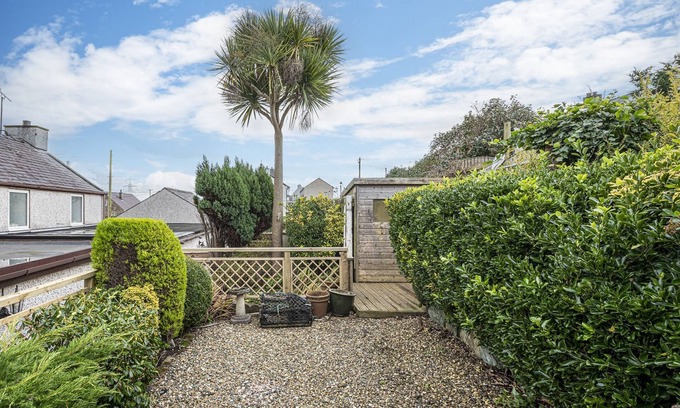 Cemaes Bay Cottage | Preswylfa - sleeps 6 guests in 2 bedrooms with one sofa bed