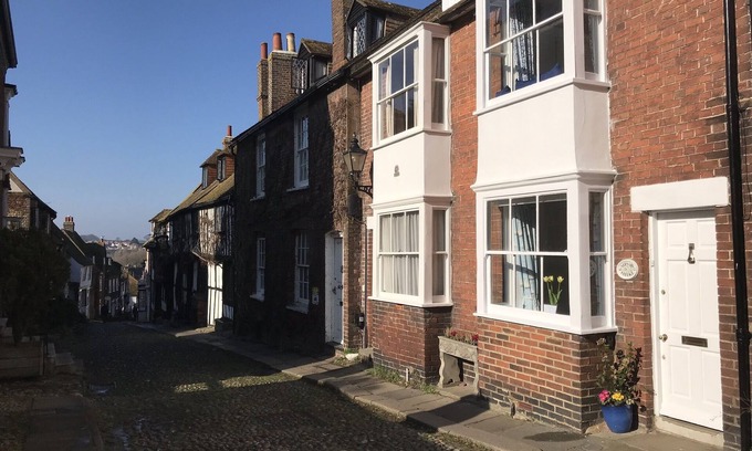 Rye Cottage | Pretty 18th century cottage centrally situated on Mermaid Street in Rye