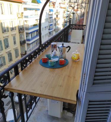 Riquier Apartment | Pretty and quiet top floor 2 bedroom flat in the port area of Nice
