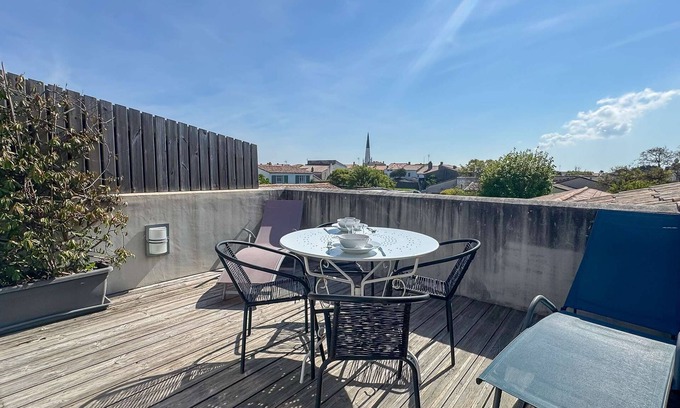 Ars-en-Re House | Pretty apartment with a view of the bell tower