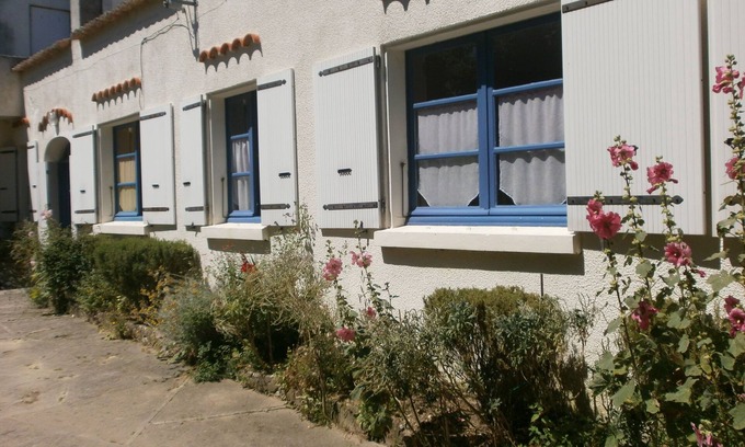 Meschers-sur-Gironde House | Pretty Bungalow Walk To Beaches, Restaurants,Shops, Market.Family Wifi garden