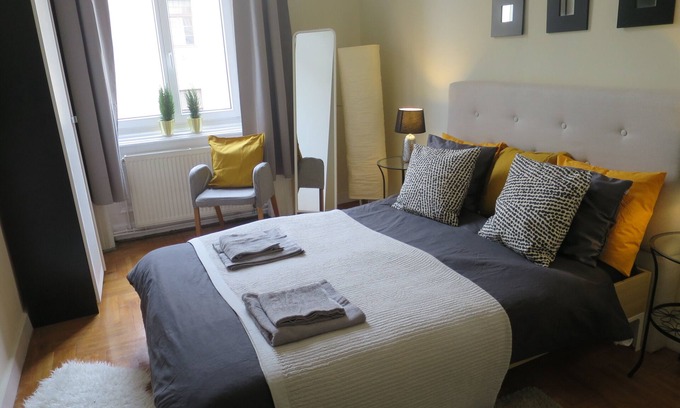 Terezvaros Condo | Pretty Central 5 bedroom flat