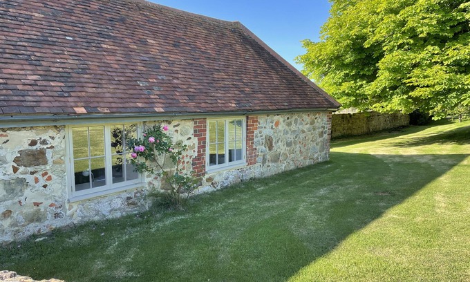 Newport Cottage | PRETTY, COSY COTTAGE FOR 2 - 4 NEAR SOUTH COAST, BEAUTIFUL QUIET LOCATION