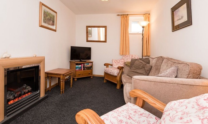 Looe House | Pretty first floor apartment with balcony and garage