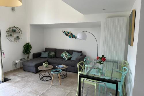 Mandelieu-la-Napoule Beach House | Pretty harbour house with garden