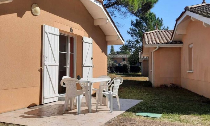 Le Verdon-sur-Mer House | Pretty holiday home in a residence with swimming pool