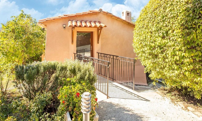 Berre-des-Alpes House | Pretty Holiday Home in Berre-les-Alpes with Garden