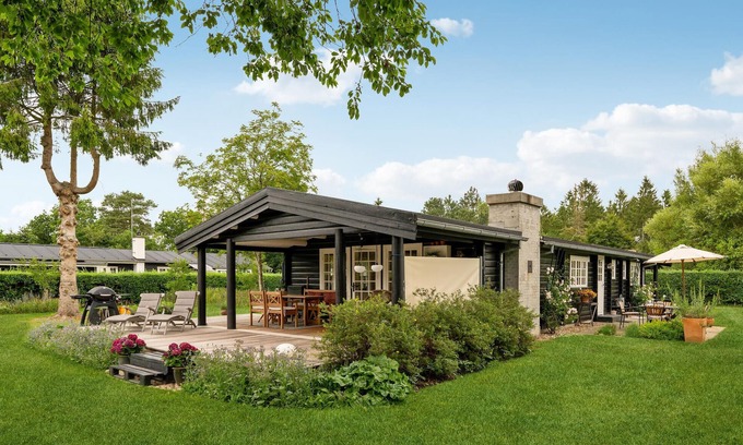 Farvang House | Pretty log house in idyllic location.