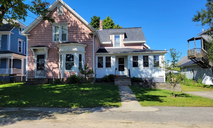 Newport House | Pretty old house in Newport with WiFi
