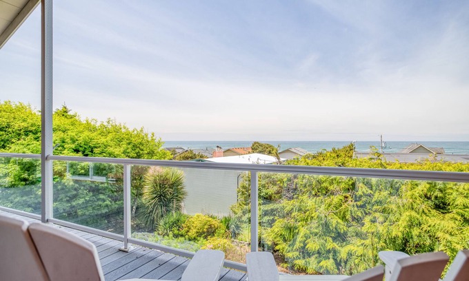 Roads End House | Pretty Roads End Ocean-View Home with Bonus Room- New Hardwood Floors