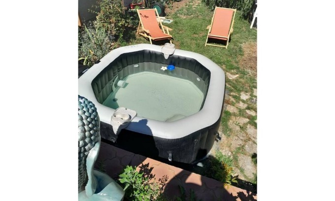 Luce House | Pretty town house with courtyard/ parking and Jacuzzi access (pets welcome)