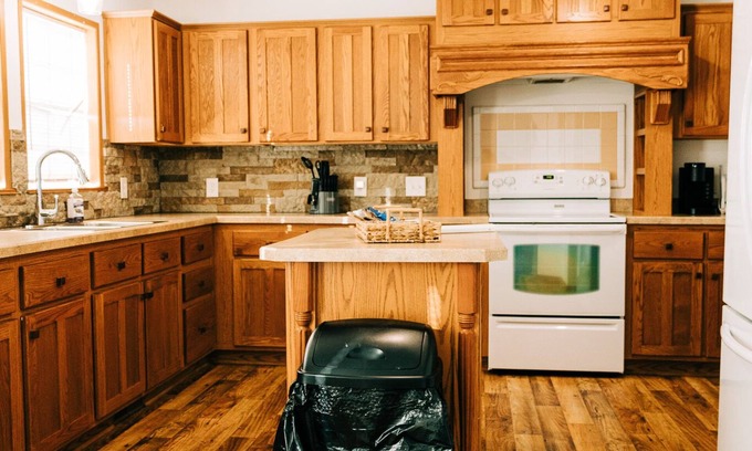 Dundee House | Pretty view W/Hot tub! King Suite! 15 min to the Worlds Largest Cuckoo Clock!
