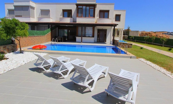 Dagbelen Villa | PRİVATE POOL VİLLA WİTH SEAVİEW İN QUİTE LOCATİON