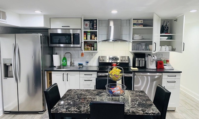 Capitol Hill Apartment | ⭐️Prime Area💥Park & Walk to Sites ⭐️ Sleeps 6 ⭐️ 2-Baths ✔️