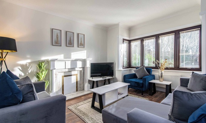 Toton House | Prime Beeston 3-Bed House with Driveway & Wi-Fi
