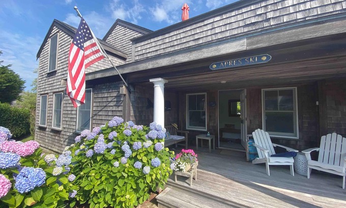 Brant Point House | Prime Brant Point Location – 5-Minute Walk to Beach & Downtown