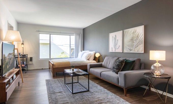 West Los Angeles Apartment | Prime Brentwood Studio w/Gym, Pool near UCLA, San Vicente by Blueground