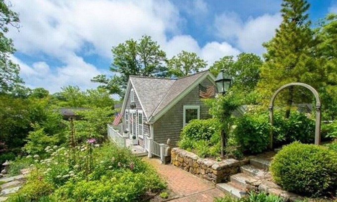 Brant Point House | Prime cliff road location, Walk to town, great light, duplex home,