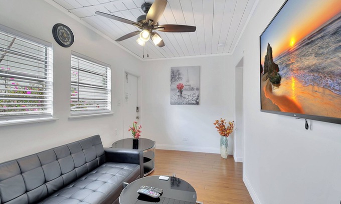 Pineapple Grove Arts District Cottage | PRIME DELRAY BEACH, CHARMING 2 BEDROOM COTTAGE, PETS WELCOME