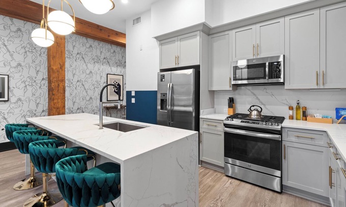 Faubourg Lafayette House | Prime Downtown Rooftop Pool Gym Gameroom