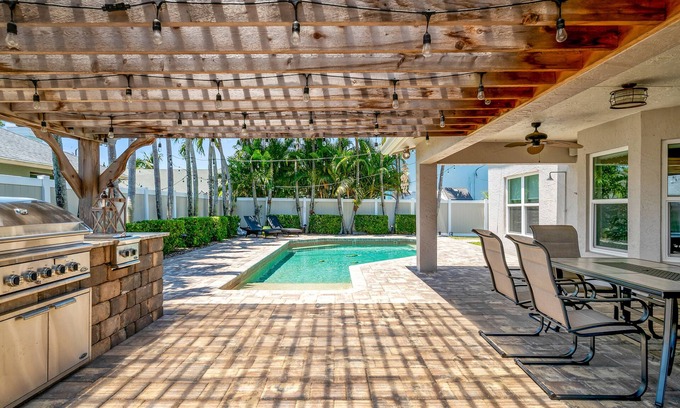 North Palm Beach Heights House | Prime Jupiter Location , 4 bedroom, 2.5 bath, Outdoor Kitchen, Pool