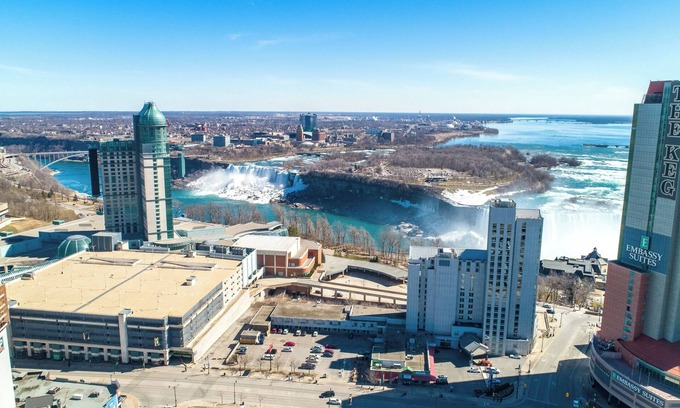 Fallsview Apartment | PRIME location, 2 FREE parking, 5 Min WALK FROM FALLS, free wine & wifi, 8guest