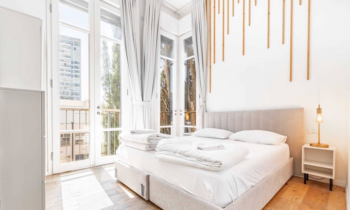 Tel Aviv Apartment | Prime Location 3 BR Rothschild Corner