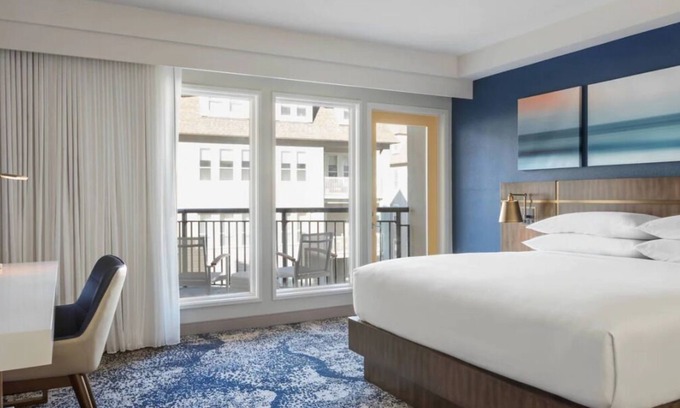 Northeast Virginia Beach Hotel | Prime Location! 3 Sleek Units, Onsite Pool, Near Virginia Beach Fishing Pier