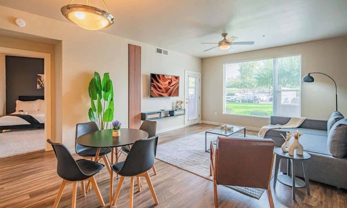 Tempe Apartment | Prime Location | Balcony, Pool, Gym, W/D, Parking