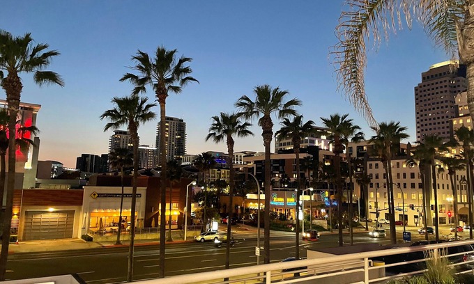 East Village Condo | PRIME LOCATION -CONVENTION CENTER + Free Garage PARKING