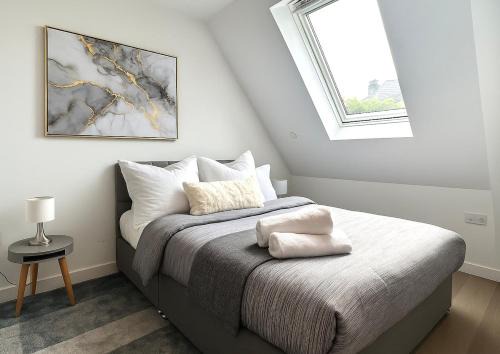 Hammersmith Broadway Apartment | Prime Location! Cozy Stay by Riverside,Tube, Shops