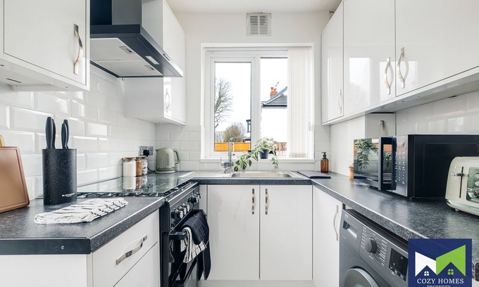 Hall Green House | Prime Location for Contractors and Relocations!