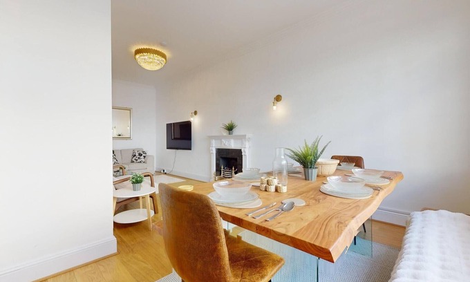 South Kensington House | Prime Location: Prince’s Gate Mews! 4BD