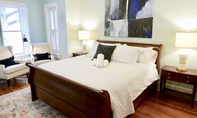 Near Northeast House | Prime Location & Pro Cleaned! Capitol Hill Union Station Sleeps 7 Parking x 2