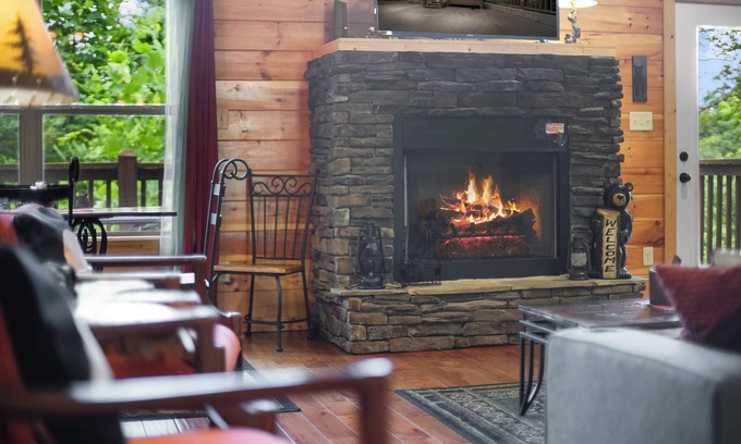 Gatlinburg - Pigeon Forge Cabin | Prime Location Rustic Elegant Mountain Cabin, hot tub, game room, fun, romance